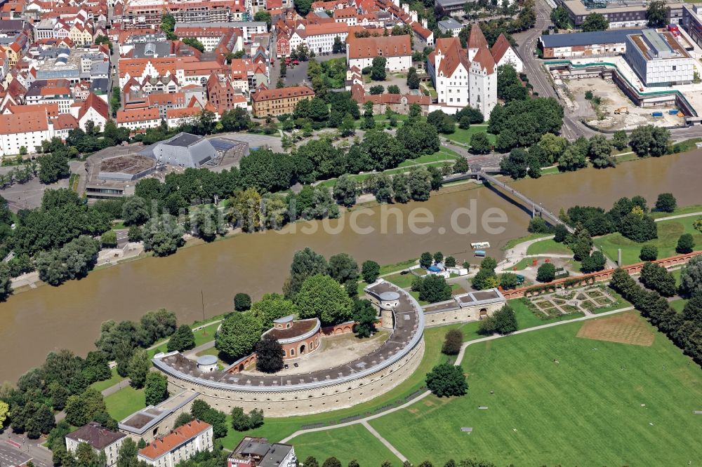 Ingolstadt aus der Vogelperspektive: Festungsanlage Reduit Tilly, Stadttheater und neues Schloss am Donauufer in Ingolstadt im Bundesland Bayern