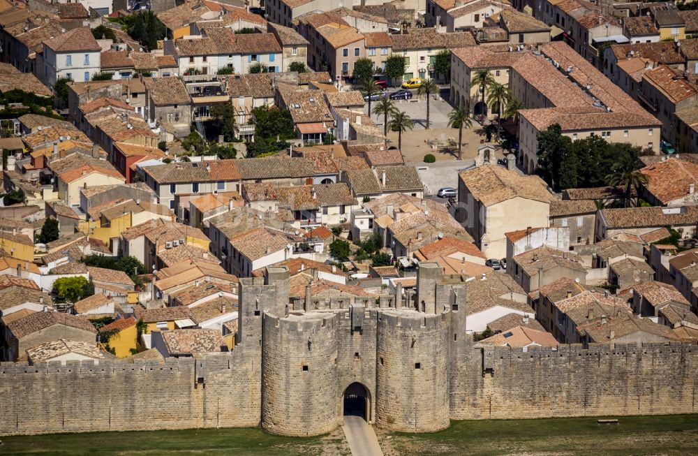 Aigues-Mortes von oben - Festungsmauern am Altstadtzentrum in Aigues-Mortes in Frankreich