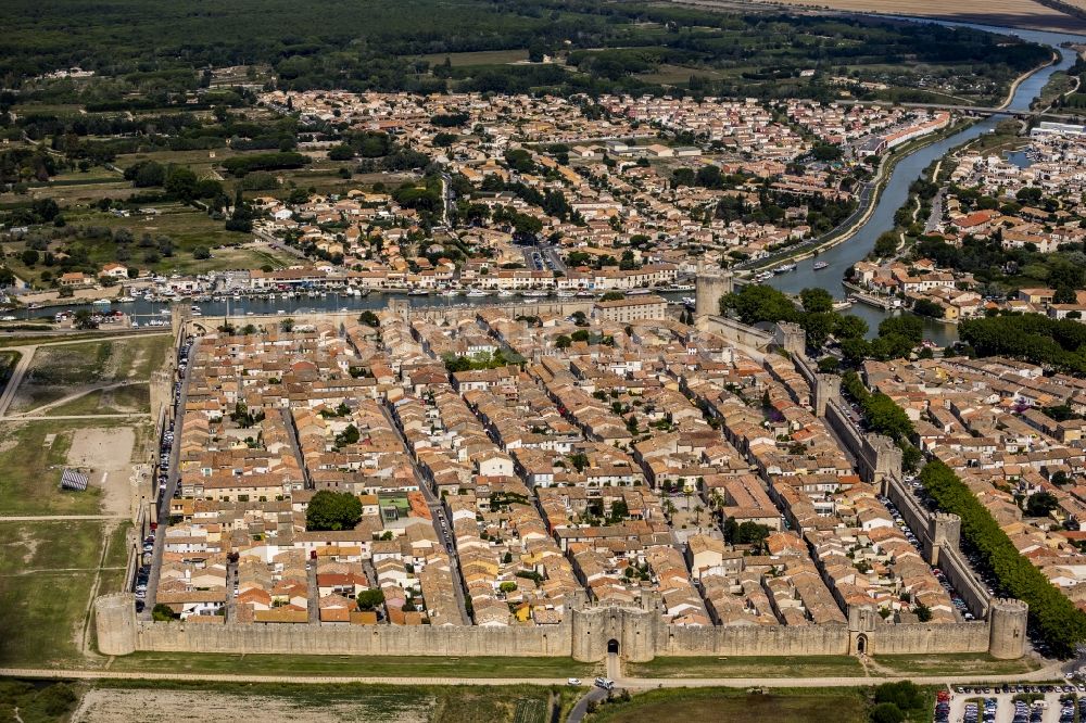 Luftaufnahme Aigues-Mortes - Festungsmauern am Altstadtzentrum in Aigues-Mortes in Frankreich