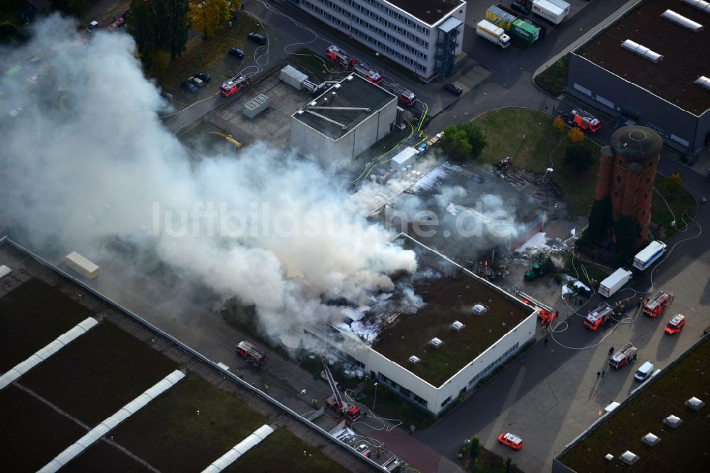 Luftaufnahme Berlin - Feuerwehr - Einsatz zur Bekämpfung eines Groß - Brandes in einer Lagerhalle in Charlottenburg in Berlin