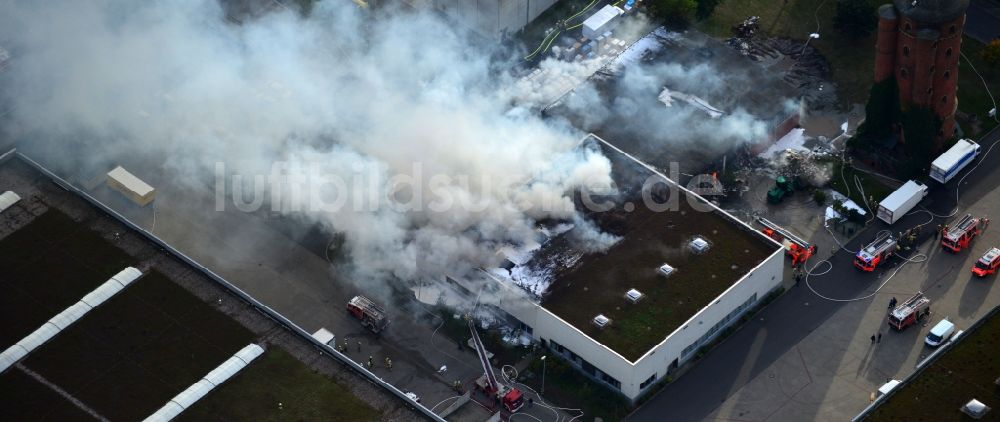 Berlin von oben - Feuerwehr - Einsatz zur Bekämpfung eines Groß - Brandes in einer Lagerhalle in Charlottenburg in Berlin