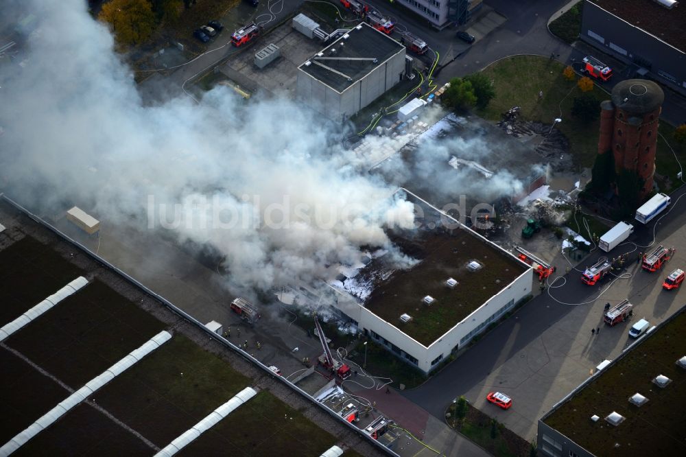 Berlin aus der Vogelperspektive: Feuerwehr - Einsatz zur Bekämpfung eines Groß - Brandes in einer Lagerhalle in Charlottenburg in Berlin