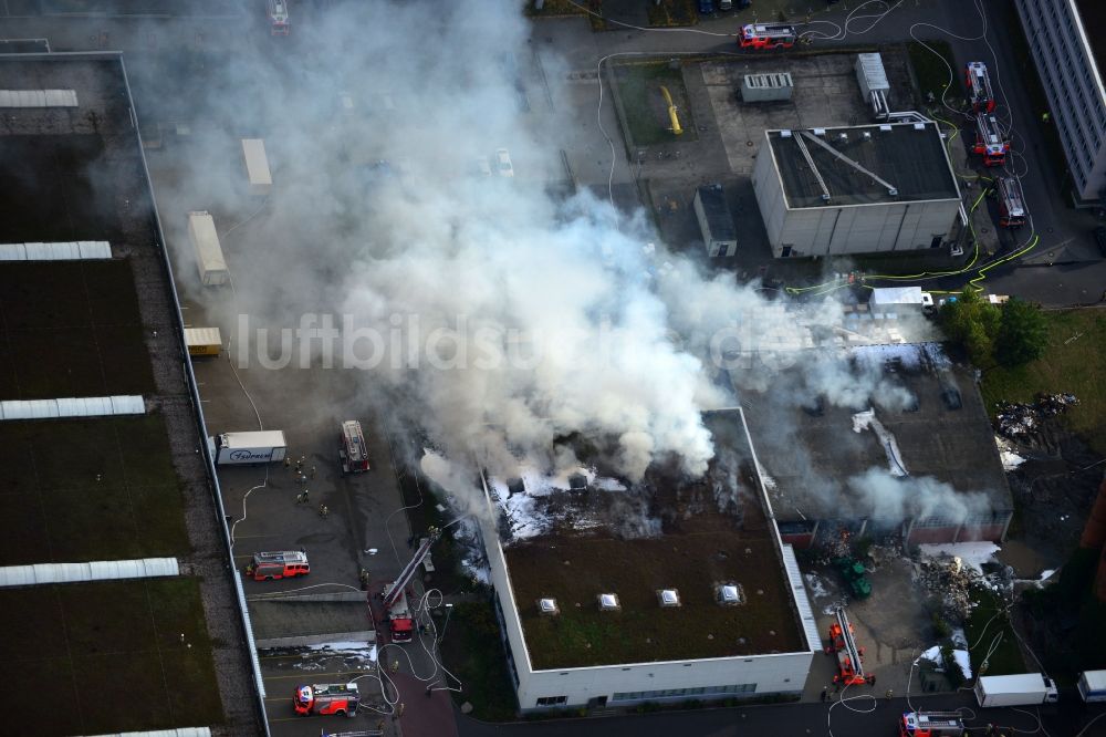 Luftbild Berlin - Feuerwehr - Einsatz zur Bekämpfung eines Groß - Brandes in einer Lagerhalle in Charlottenburg in Berlin