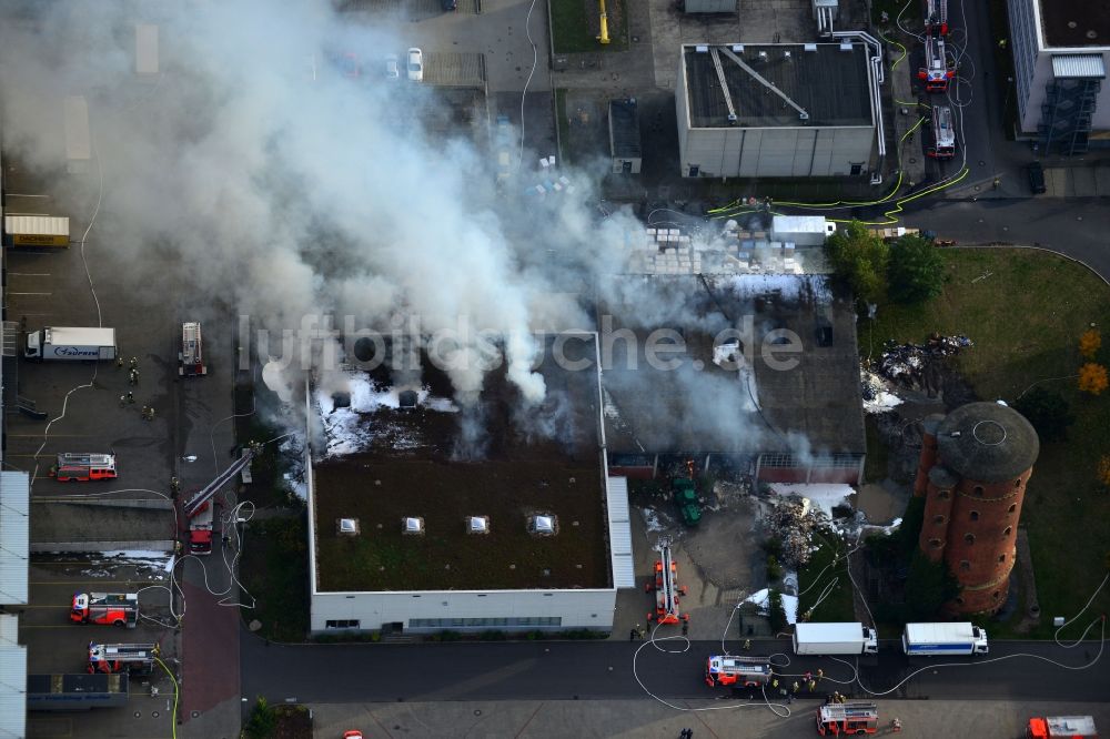 Luftaufnahme Berlin - Feuerwehr - Einsatz zur Bekämpfung eines Groß - Brandes in einer Lagerhalle in Charlottenburg in Berlin