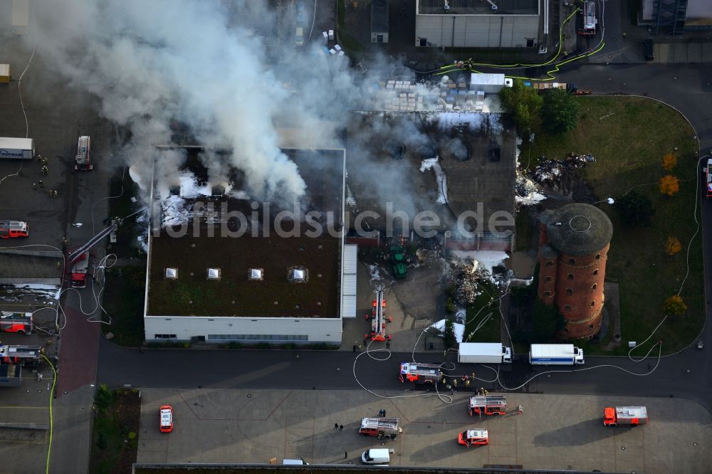 Berlin von oben - Feuerwehr - Einsatz zur Bekämpfung eines Groß - Brandes in einer Lagerhalle in Charlottenburg in Berlin