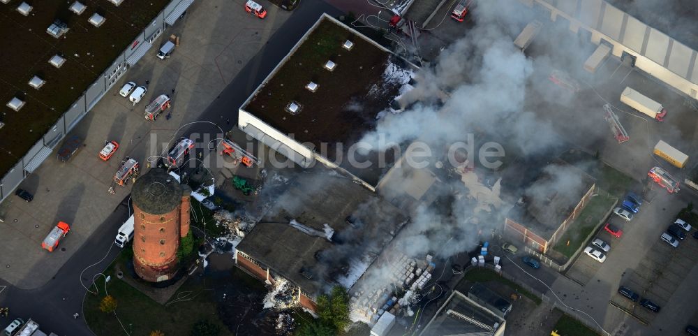 Berlin aus der Vogelperspektive: Feuerwehr - Einsatz zur Bekämpfung eines Groß - Brandes in einer Lagerhalle in Charlottenburg in Berlin