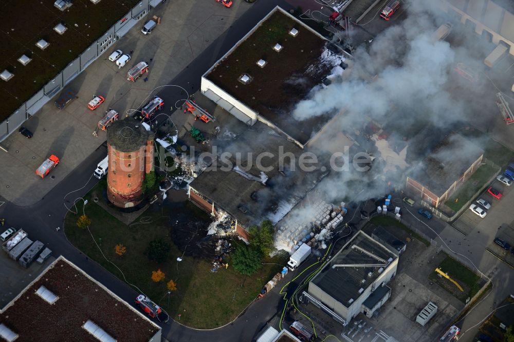 Luftbild Berlin - Feuerwehr - Einsatz zur Bekämpfung eines Groß - Brandes in einer Lagerhalle in Charlottenburg in Berlin