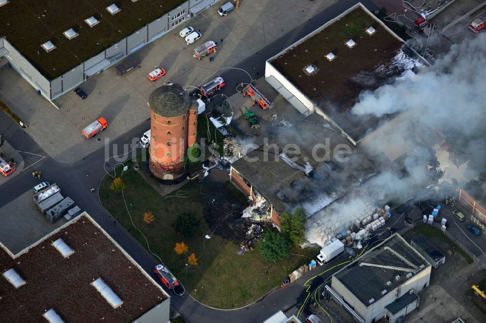 Luftaufnahme Berlin - Feuerwehr - Einsatz zur Bekämpfung eines Groß - Brandes in einer Lagerhalle in Charlottenburg in Berlin