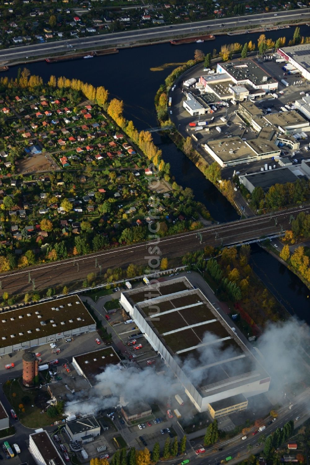 Luftbild Berlin - Feuerwehr - Einsatz zur Bekämpfung eines Groß - Brandes in einer Lagerhalle in Charlottenburg in Berlin