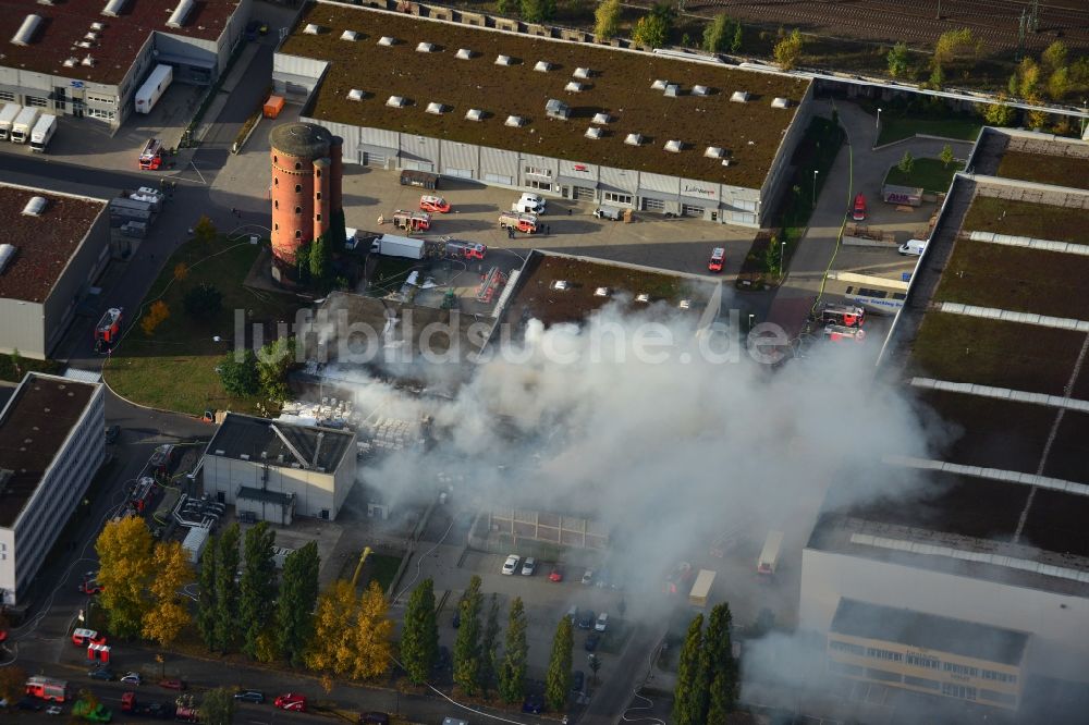 Luftaufnahme Berlin - Feuerwehr - Einsatz zur Bekämpfung eines Groß - Brandes in einer Lagerhalle in Charlottenburg in Berlin