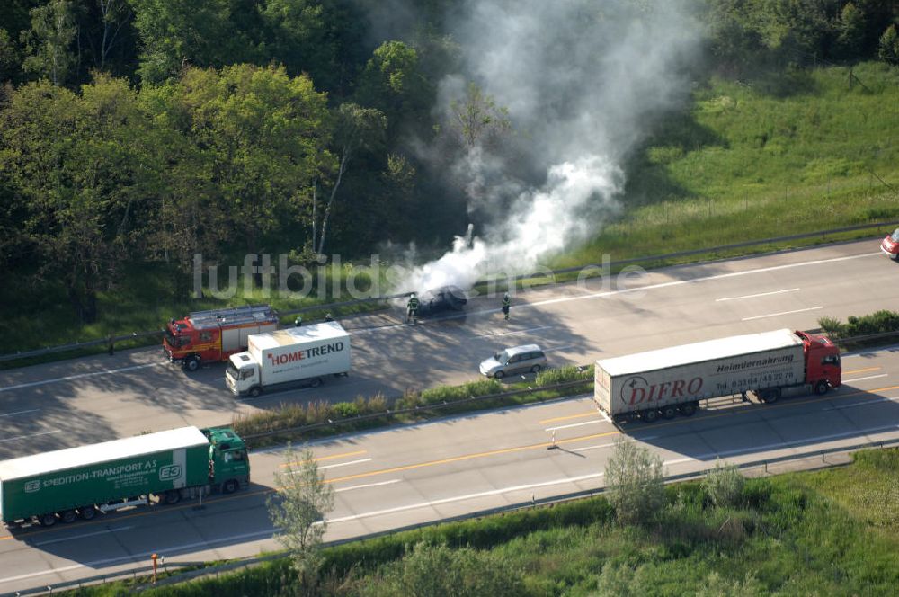 Luftbild Dessau - Feuerwehreinsatz zur Löschung eines PKW- Brandes auf der Autobahn A9 / E51