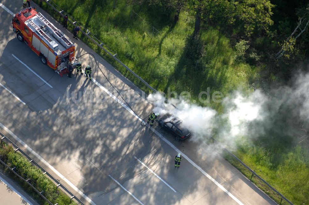 Dessau aus der Vogelperspektive: Feuerwehreinsatz zur Löschung eines PKW- Brandes auf der Autobahn A9 / E51