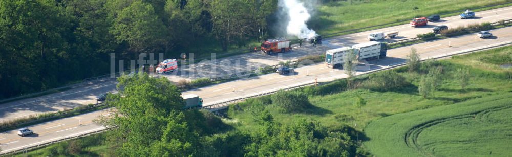 Dessau von oben - Feuerwehreinsatz zur Löschung eines PKW- Brandes auf der Autobahn A9 / E51