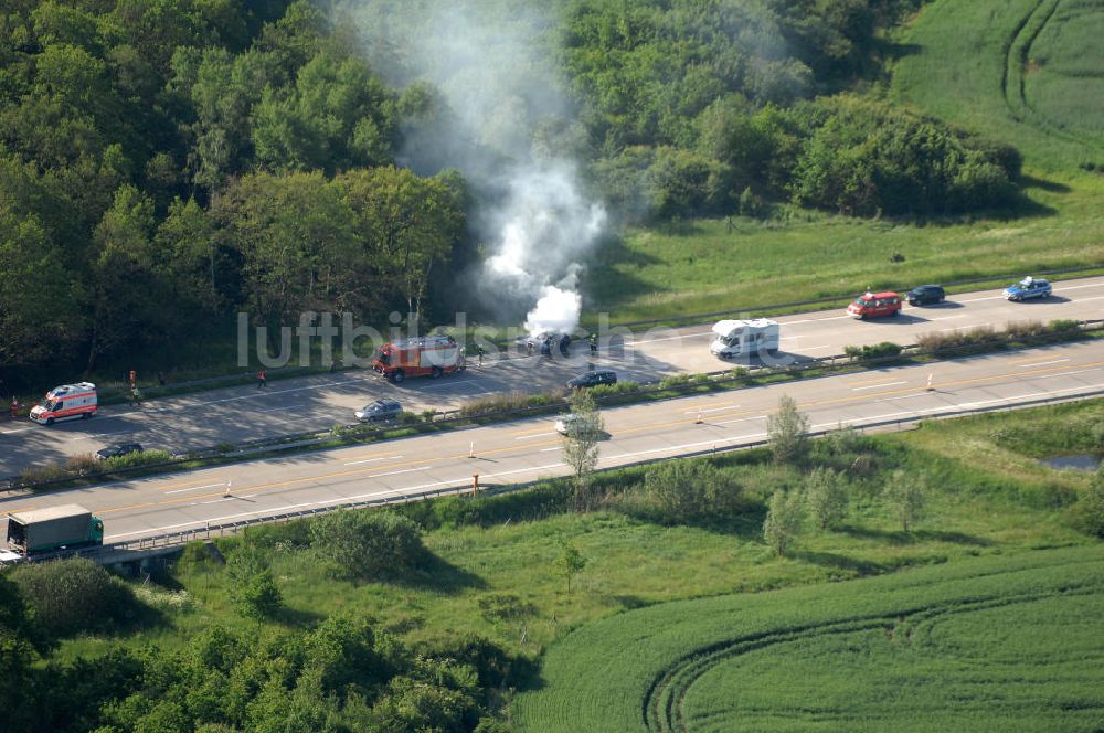 Dessau aus der Vogelperspektive: Feuerwehreinsatz zur Löschung eines PKW- Brandes auf der Autobahn A9 / E51