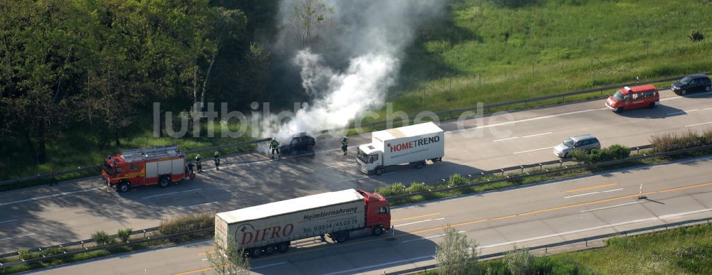 Luftaufnahme Dessau - Feuerwehreinsatz zur Löschung eines PKW- Brandes auf der Autobahn A9 / E51