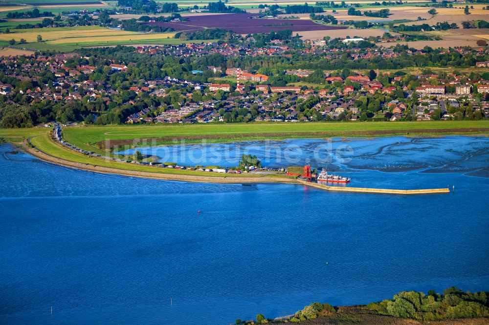 Glückstadt aus der Vogelperspektive: Fähr- Hafenanlagen an der Elbe in Glückstadt mit der Elbfähre Glückstadt im Bundesland Schleswig-Holstein, Deutschland