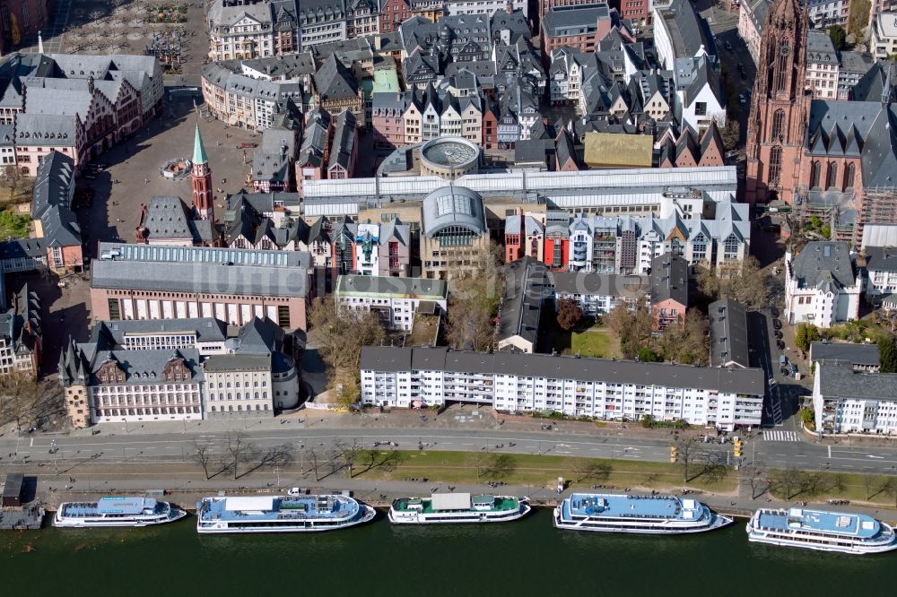 Frankfurt am Main aus der Vogelperspektive: Fähr- Hafenanlagen am Flussverlauf des Main am Mainuferpark am Mainkai in Frankfurt am Main im Bundesland Hessen, Deutschland