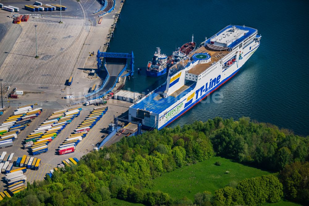 Ivendorf von oben - Fähr- Hafenanlagen an der Meeres- Küste Lübeck Travemünde an der Trave Nils Holgerson TT-Line in Ivendorf im Bundesland Schleswig-Holstein, Deutschland