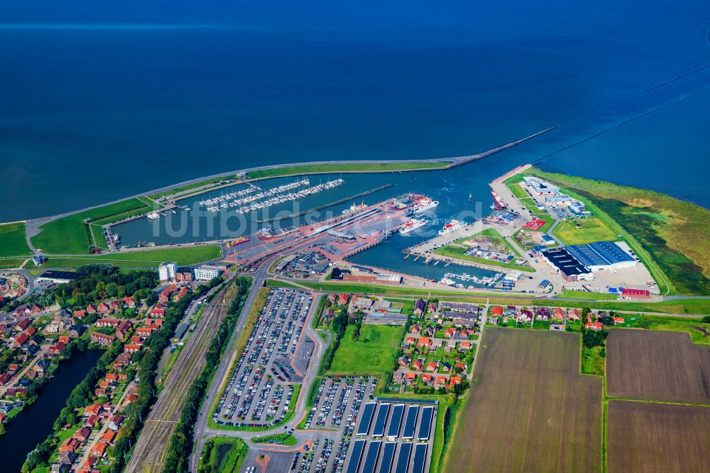 Norden von oben - Fähr- Hafenanlagen an der Meeres- Küste der Nordsee mit dem Fährschiff Frisia 4 im Ortsteil Norddeich in Norden im Bundesland Niedersachsen, Deutschland