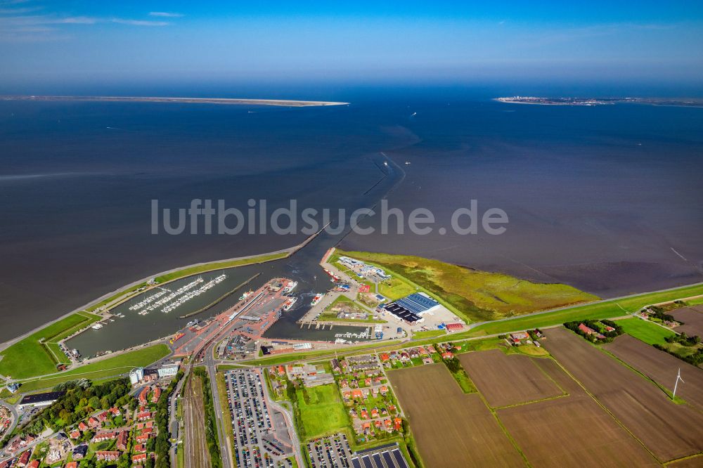 Norden aus der Vogelperspektive: Fähr- Hafenanlagen an der Meeres- Küste der Nordsee mit dem Fährschiff Frisia 4 im Ortsteil Norddeich in Norden im Bundesland Niedersachsen, Deutschland