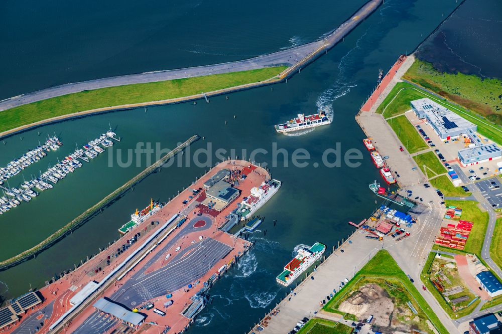 Luftbild Norden - Fähr- Hafenanlagen an der Meeres- Küste der Nordsee mit dem Fährschiff Frisia 4 im Ortsteil Norddeich in Norden im Bundesland Niedersachsen, Deutschland