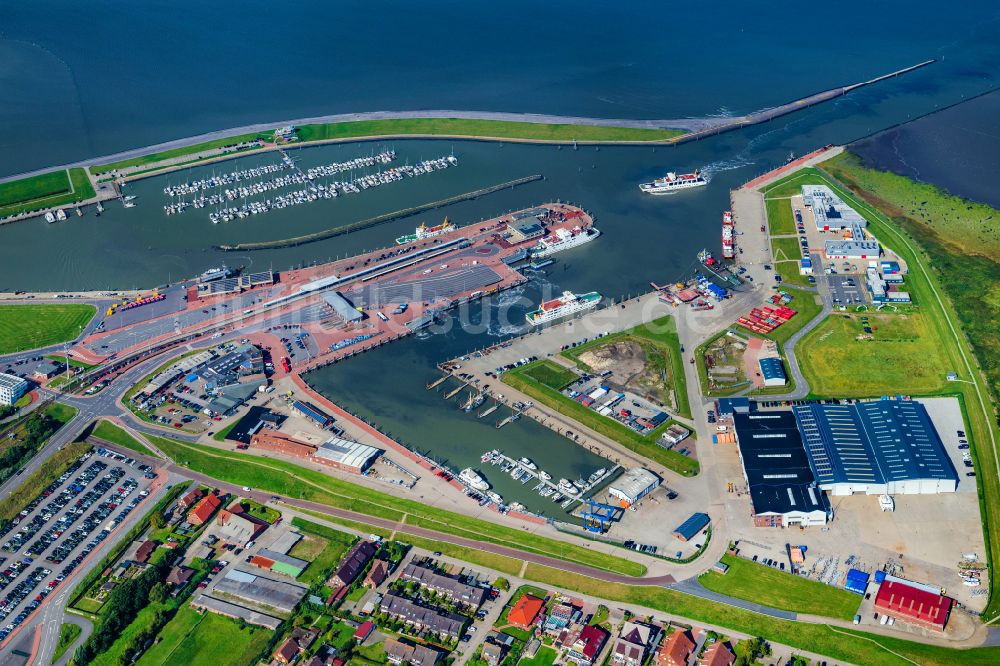 Norden von oben - Fähr- Hafenanlagen an der Meeres- Küste der Nordsee mit dem Fährschiff Frisia 4 im Ortsteil Norddeich in Norden im Bundesland Niedersachsen, Deutschland