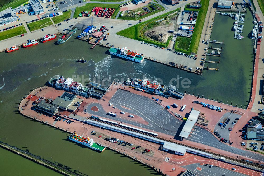 Norden aus der Vogelperspektive: Fähr- Hafenanlagen an der Meeres- Küste der Nordsee mit dem Fährschiff Frisia 4 im Ortsteil Norddeich in Norden im Bundesland Niedersachsen, Deutschland