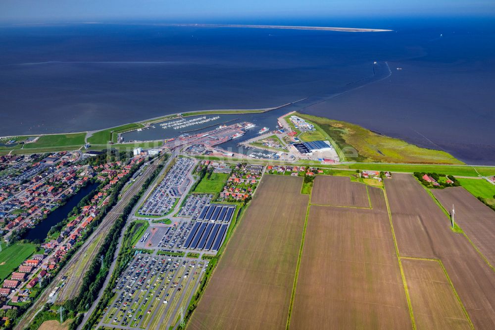 Luftbild Norden - Fähr- Hafenanlagen an der Meeres- Küste der Nordsee mit dem Fährschiff Frisia 4 im Ortsteil Norddeich in Norden im Bundesland Niedersachsen, Deutschland