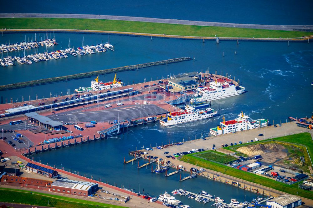 Norden von oben - Fähr- Hafenanlagen an der Meeres- Küste der Nordsee mit dem Fährschiff Frisia 4 im Ortsteil Norddeich in Norden im Bundesland Niedersachsen, Deutschland