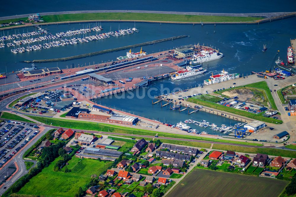 Norden aus der Vogelperspektive: Fähr- Hafenanlagen an der Meeres- Küste der Nordsee mit dem Fährschiff Frisia 4 im Ortsteil Norddeich in Norden im Bundesland Niedersachsen, Deutschland