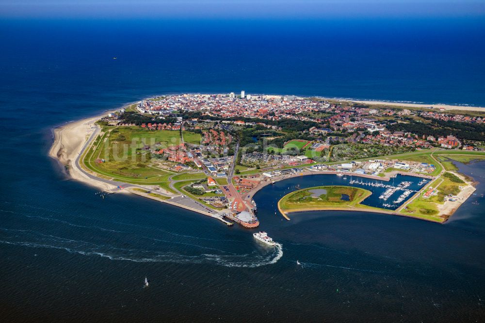 Norderney von oben - Fähr- Hafenanlagen an der Meeres- Küste der Nordseeinsel Norderney Mit den Fährschiff Frisia III im Bundesland Niedersachsen, Deutschland