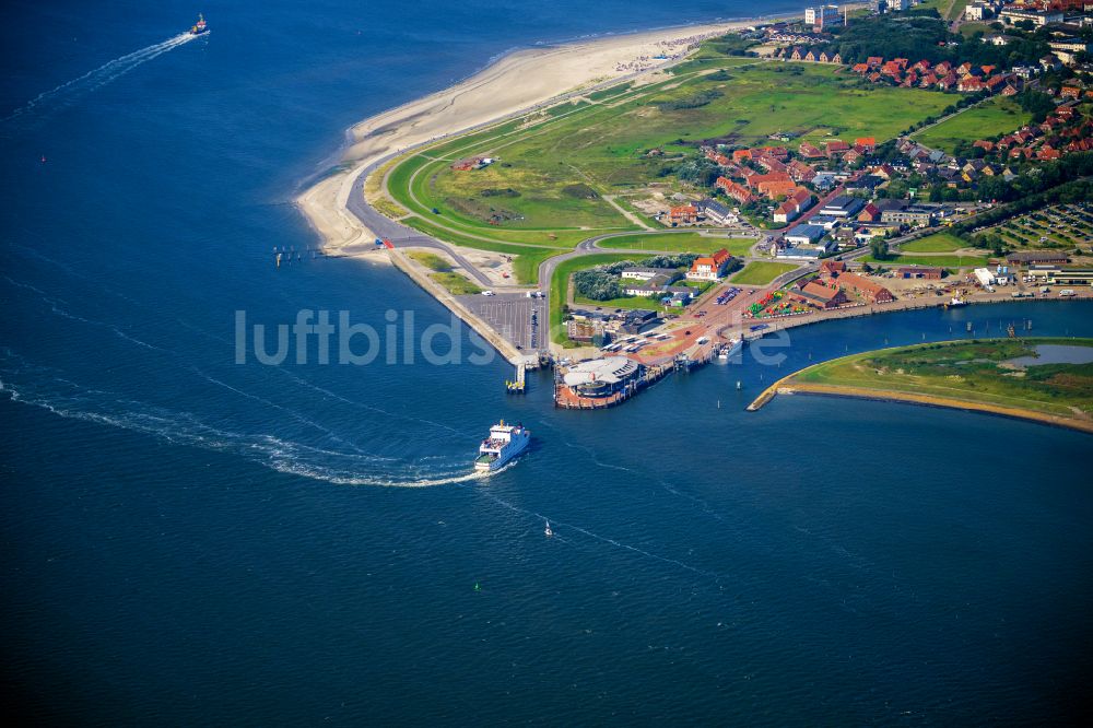 Norderney aus der Vogelperspektive: Fähr- Hafenanlagen an der Meeres- Küste der Nordseeinsel Norderney Mit den Fährschiff Frisia III im Bundesland Niedersachsen, Deutschland