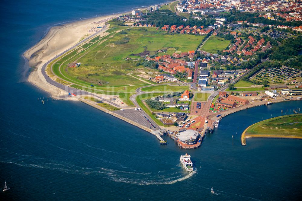 Luftbild Norderney - Fähr- Hafenanlagen an der Meeres- Küste der Nordseeinsel Norderney Mit den Fährschiff Frisia III im Bundesland Niedersachsen, Deutschland