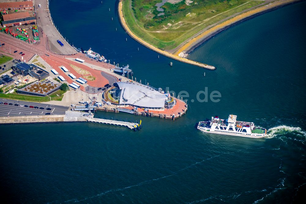 Norderney von oben - Fähr- Hafenanlagen an der Meeres- Küste der Nordseeinsel Norderney Mit den Fährschiff Frisia III im Bundesland Niedersachsen, Deutschland