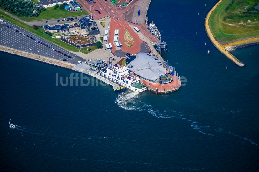 Norderney aus der Vogelperspektive: Fähr- Hafenanlagen an der Meeres- Küste der Nordseeinsel Norderney Mit den Fährschiff Frisia III im Bundesland Niedersachsen, Deutschland