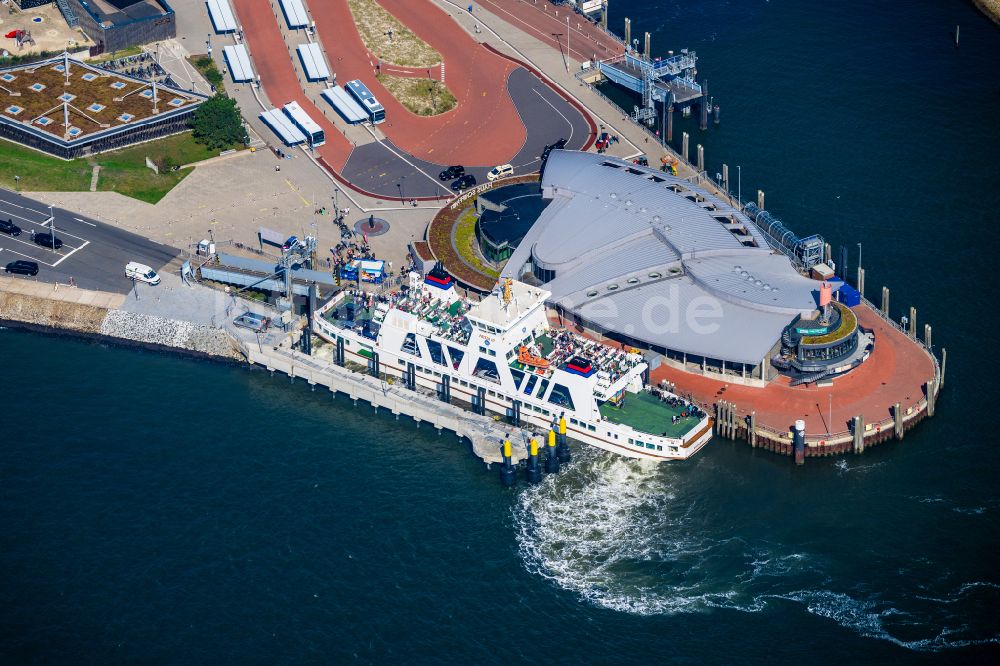 Luftbild Norderney - Fähr- Hafenanlagen an der Meeres- Küste der Nordseeinsel Norderney Mit den Fährschiff Frisia III im Bundesland Niedersachsen, Deutschland