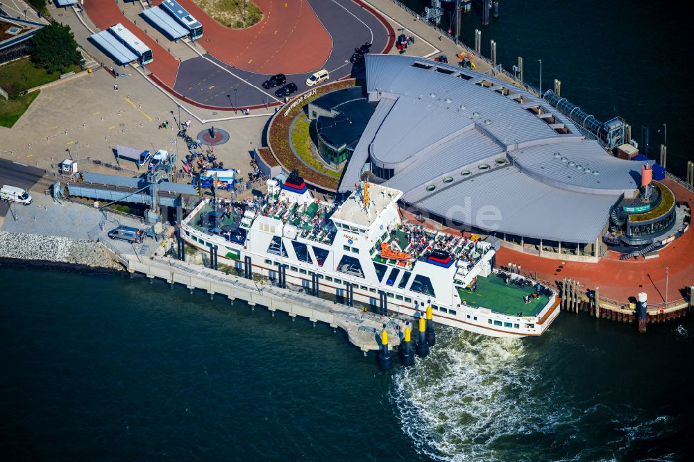 Luftaufnahme Norderney - Fähr- Hafenanlagen an der Meeres- Küste der Nordseeinsel Norderney Mit den Fährschiff Frisia III im Bundesland Niedersachsen, Deutschland