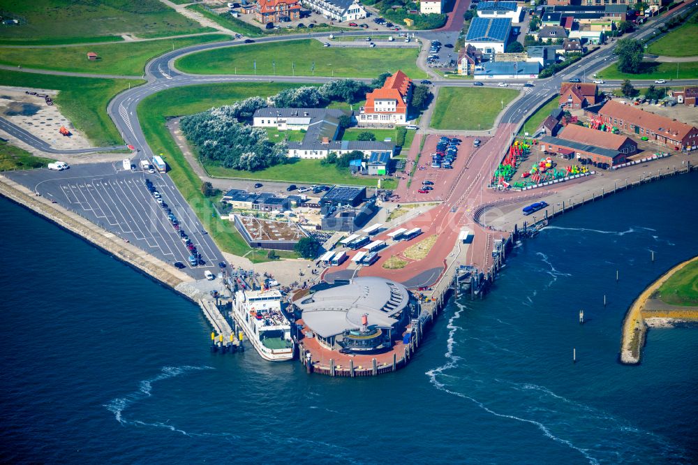 Norderney von oben - Fähr- Hafenanlagen an der Meeres- Küste der Nordseeinsel Norderney Mit den Fährschiff Frisia III im Bundesland Niedersachsen, Deutschland