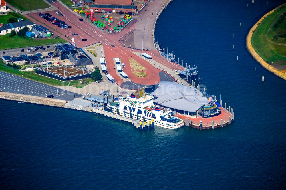 Luftbild Norderney - Fähr- Hafenanlagen an der Meeres- Küste der Nordseeinsel Norderney Mit den Fährschiff Frisia III im Bundesland Niedersachsen, Deutschland