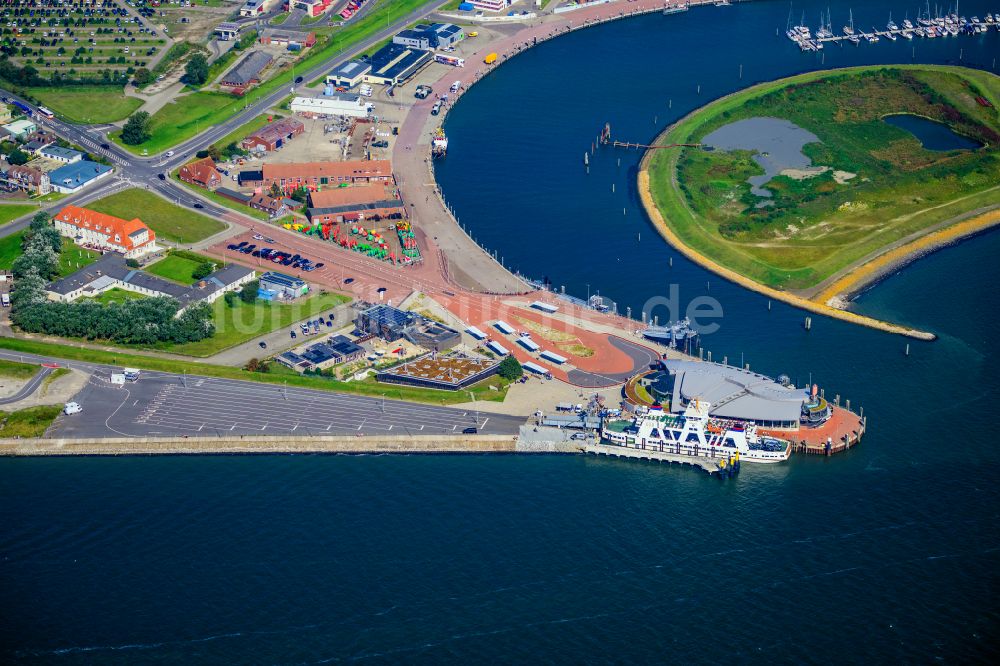 Luftaufnahme Norderney - Fähr- Hafenanlagen an der Meeres- Küste der Nordseeinsel Norderney Mit den Fährschiff Frisia III im Bundesland Niedersachsen, Deutschland