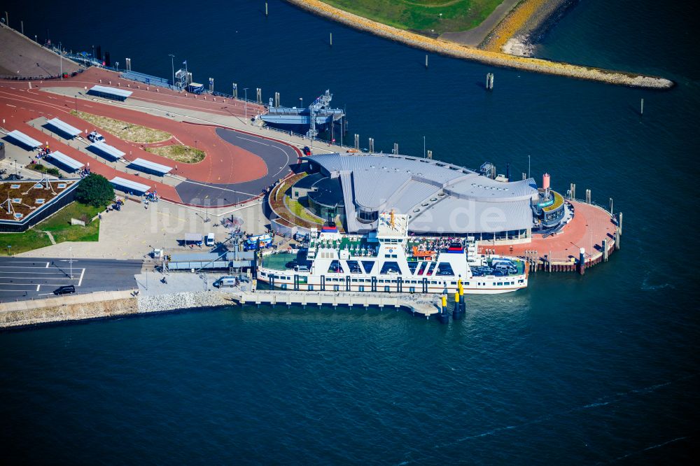 Norderney von oben - Fähr- Hafenanlagen an der Meeres- Küste der Nordseeinsel Norderney Mit den Fährschiff Frisia III im Bundesland Niedersachsen, Deutschland