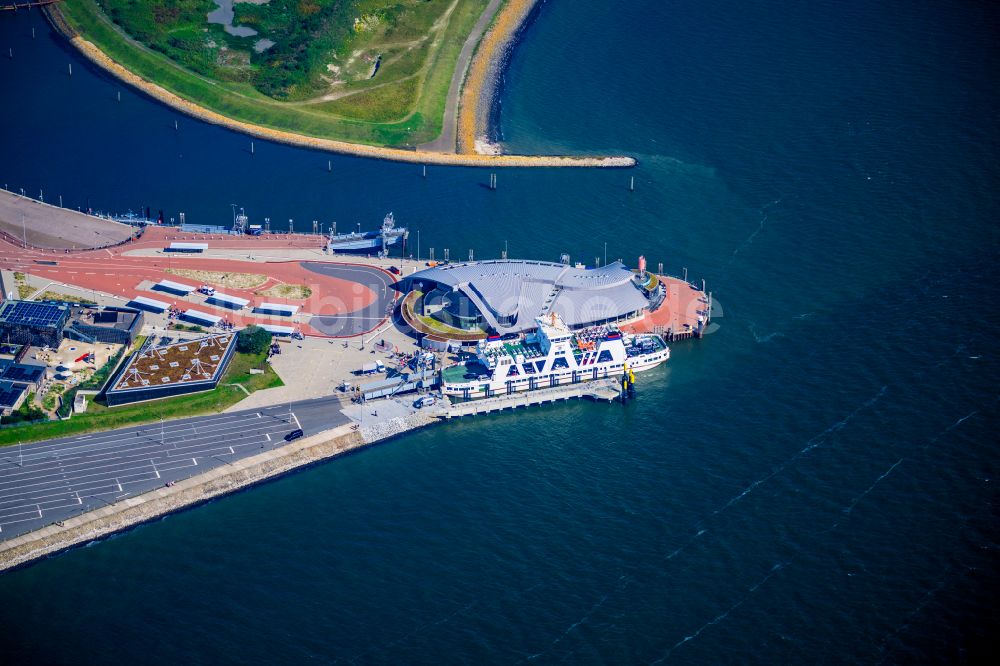 Norderney aus der Vogelperspektive: Fähr- Hafenanlagen an der Meeres- Küste der Nordseeinsel Norderney Mit den Fährschiff Frisia III im Bundesland Niedersachsen, Deutschland