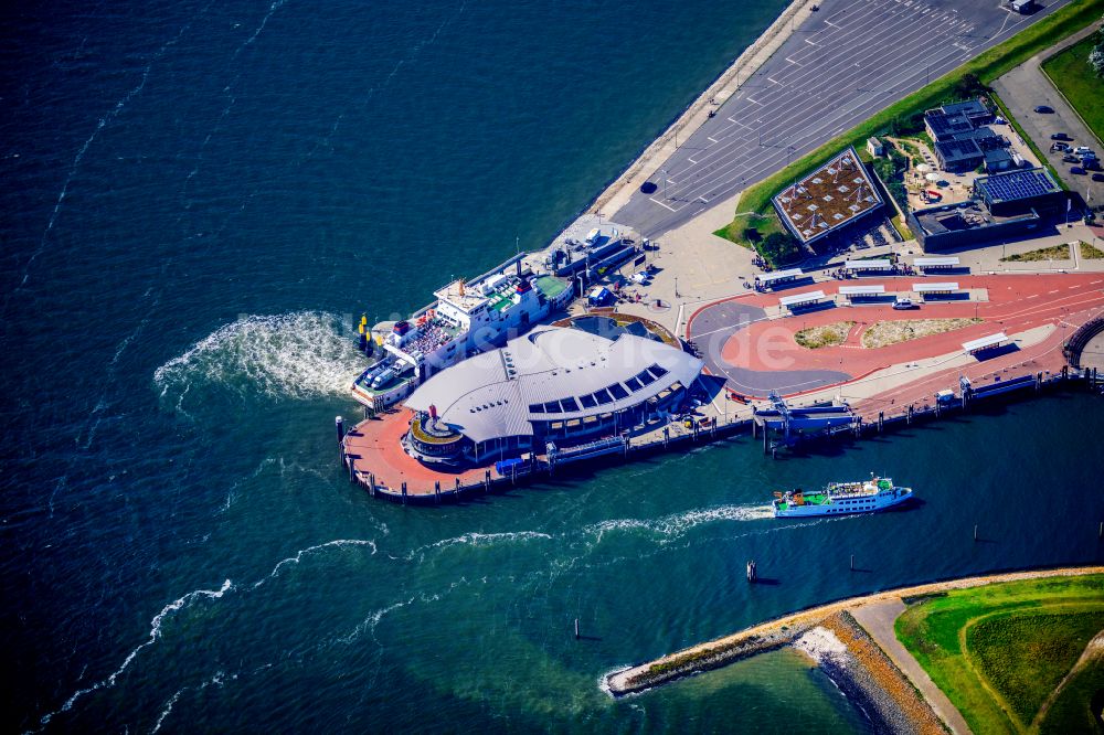 Luftbild Norderney - Fähr- Hafenanlagen an der Meeres- Küste der Nordseeinsel Norderney Mit den Fährschiff Frisia III im Bundesland Niedersachsen, Deutschland