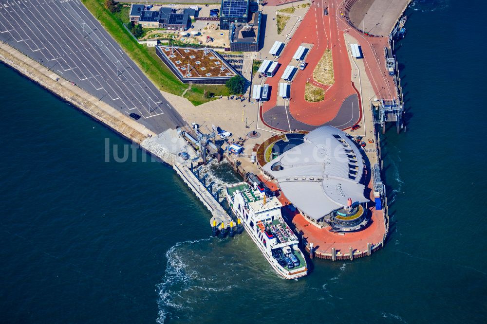 Norderney von oben - Fähr- Hafenanlagen an der Meeres- Küste der Nordseeinsel Norderney Mit den Fährschiff Frisia III im Bundesland Niedersachsen, Deutschland