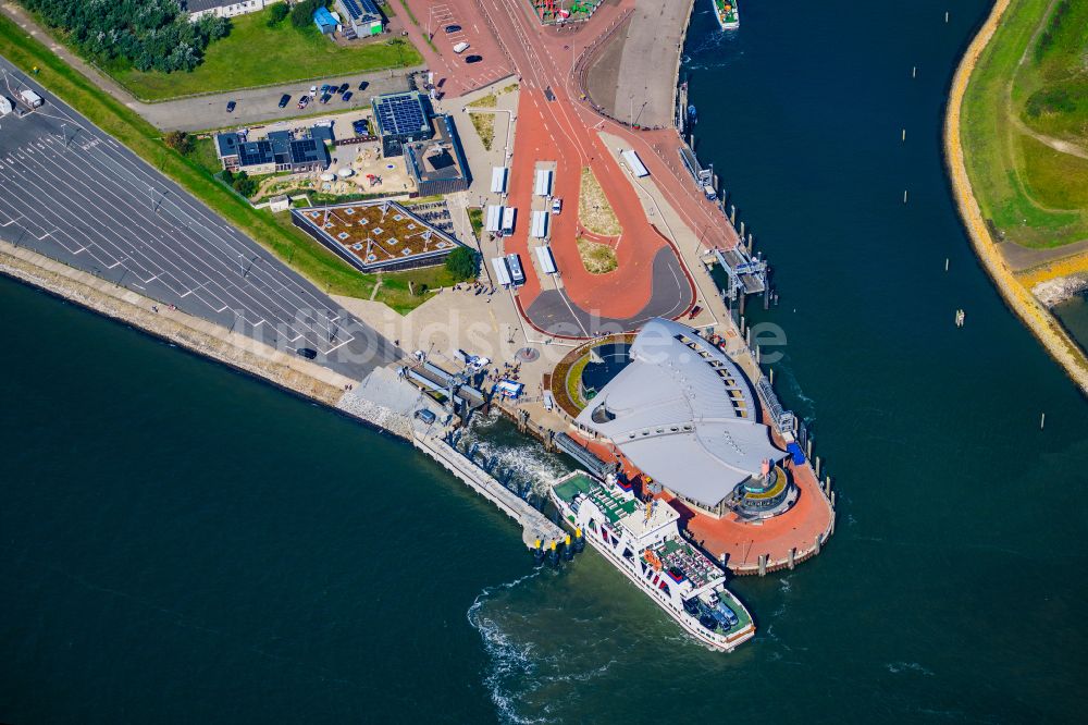 Norderney aus der Vogelperspektive: Fähr- Hafenanlagen an der Meeres- Küste der Nordseeinsel Norderney Mit den Fährschiff Frisia III im Bundesland Niedersachsen, Deutschland