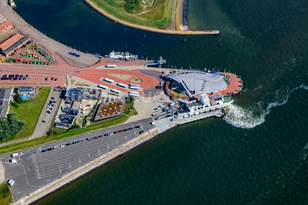 Luftbild Norderney - Fähr- Hafenanlagen an der Meeres- Küste der Nordseeinsel Norderney Mit den Fährschiff Frisia III im Bundesland Niedersachsen, Deutschland