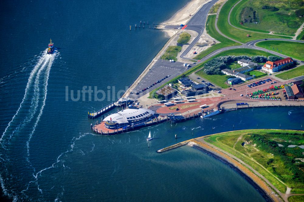 Luftaufnahme Norderney - Fähr- Hafenanlagen an der Meeres- Küste der Nordseeinsel Norderney Mit den Fährschiff Frisia III im Bundesland Niedersachsen, Deutschland