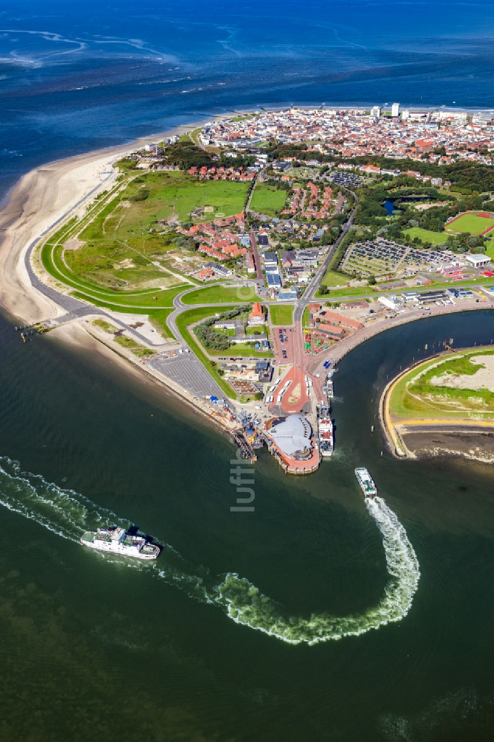 Norderney aus der Vogelperspektive: Fähr- Hafenanlagen an der Meeres- Küste der Nordseeinsel Norderney im Bundesland Niedersachsen, Deutschland