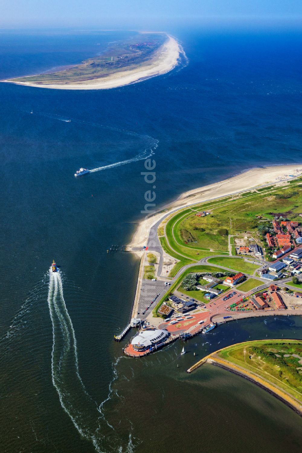 Luftbild Norderney - Fähr- Hafenanlagen an der Meeres- Küste der Nordseeinsel Norderney im Bundesland Niedersachsen, Deutschland