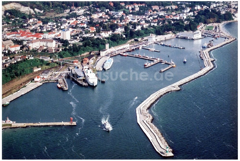 Sassnitz aus der Vogelperspektive: Fähr- Hafenanlagen an der Meeres- Küste der Ostsee im Ortsteil Hagen in Sassnitz im Bundesland Mecklenburg-Vorpommern, Deutschland